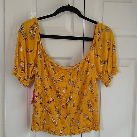 Heart & Hips Tops - Heart's Hips smocked top size medium